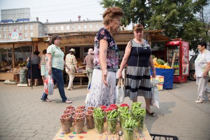 Челябинск. Продажа овощей и фруктов на улице.