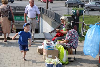 Челябинск. Продажа овощей и фруктов на улице.