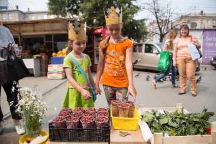 Челябинск. Продажа овощей и фруктов на улице.