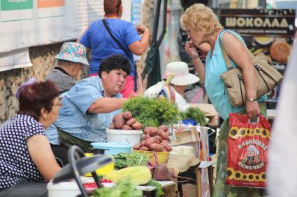 Челябинск. Продажа овощей и фруктов на улице.