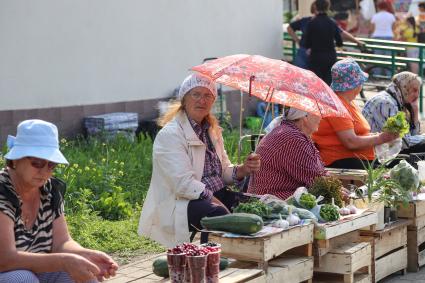 Челябинск. Продажа овощей и фруктов на улице.