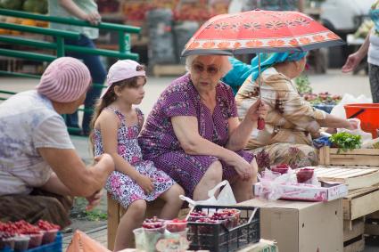 Челябинск. Продажа овощей и фруктов на улице.