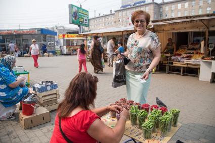 Челябинск. Продажа овощей и фруктов на улице.