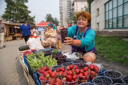 Челябинск. Продажа овощей и фруктов на улице.