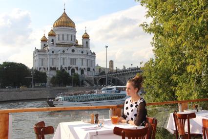 Москва. Летняя веранда ресторана Bontempi на Берсеневской набережной с видом на Храм Христа Спасителя.