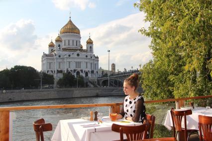 Москва. Летняя веранда ресторана Bontempi на Берсеневской набережной с видом на Храм Христа Спасителя.