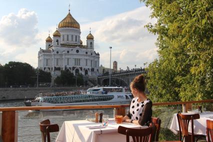 Москва. Летняя веранда ресторана Bontempi на Берсеневской набережной с видом на Храм Христа Спасителя.