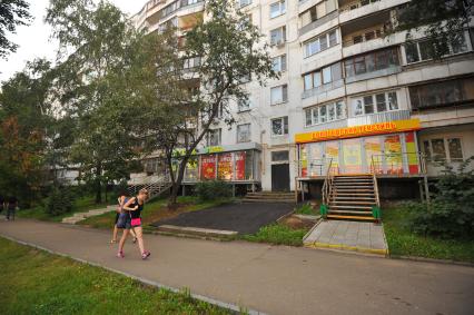 Москва. Магазины на первом этаже жилого дома.