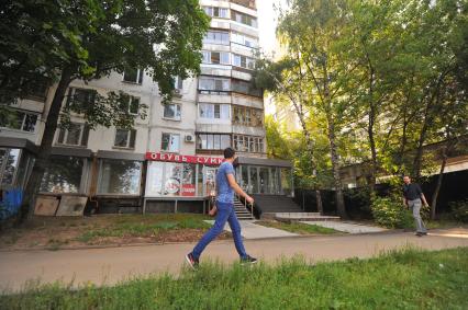 Москва. Магазины на первом этаже жилого дома.