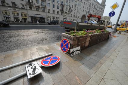 Москва. Установка дорожных знаков на Тверской улице.