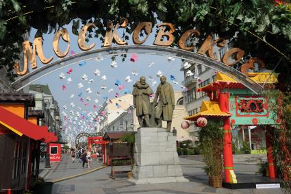 Москва. Памятник основателям Московского художественного театра К.С. Станиславскому и В.И. Немировичу-Данченко в Камергерском переулке.