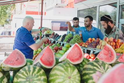 Челябинск. Продажа овощей и фруктов на рынке.