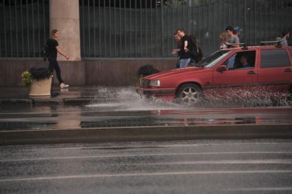 Москва. Последствия сильного дождя на улицах города.