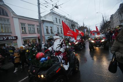 Ярославская область, Рыбинск. 14.12.2015 г. Губернатор Ярославской области Сергей Ястребов (в центре) во время акции `НаШествие Дедов Морозов`.