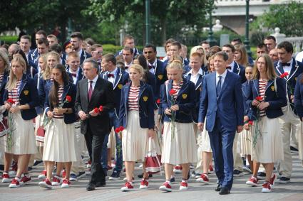 Москва. Министр спорта РФ Виталий Мутко (слева) и президент Олимпийского комитета России, первый вице-спикер Госдумы РФ Александр Жуков (справа) во время возложения цветов к могиле Неизвестного солдата спортсменами российской олимпийской сборной.