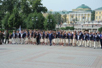 Москва. Министр спорта РФ Виталий Мутко и президент Олимпийского комитета России, первый вице-спикер Госдумы РФ Александр Жуков во время возложения цветов к могиле Неизвестного солдата спортсменами российской олимпийской сборной.