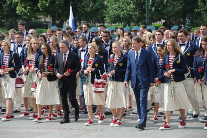 Москва. Министр спорта РФ Виталий Мутко (слева) и президент Олимпийского комитета России, первый вице-спикер Госдумы РФ Александр Жуков (справа) во время возложения цветов к могиле Неизвестного солдата спортсменами российской олимпийской сборной.