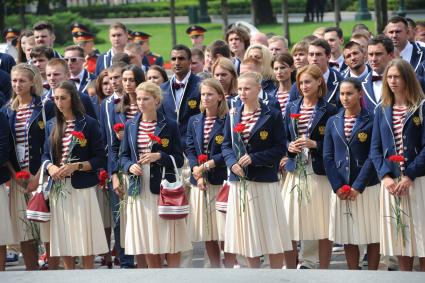 Москва. Спортсмены российской олимпийской сборной  во время возложения цветов к могиле Неизвестного солдата.