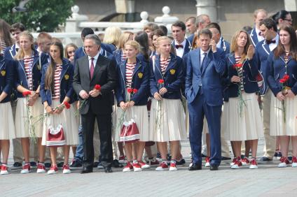 Москва. Министр спорта РФ Виталий Мутко (слева) и президент Олимпийского комитета России, первый вице-спикер Госдумы РФ Александр Жуков (справа) во время возложения цветов к могиле Неизвестного солдата спортсменами российской олимпийской сборной.