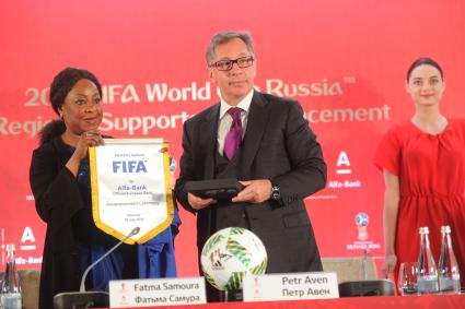 Москва. Генеральный секретарь Международной федерации футбола (FIFA) Фатьма Самура (слева) и член наблюдательного совета консорциума `Альфа-групп` Петр Авен на церемонии подписания соглашения о партнерстве между Альфа-Банком и FIFA.