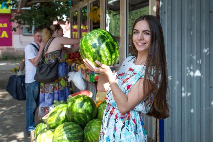 Пермь. Продажа арбузов на рынке.