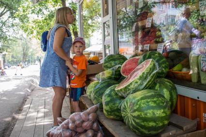 Пермь. Продажа сезонных овощей и фруктов.