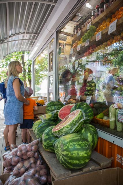 Пермь. Продажа арбузов на рынке.