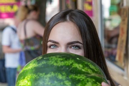 Пермь. Продажа арбузов на рынке.