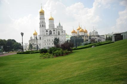 Москва. Парк на месте 14 корпуса Московского Кремля с видом на колокольню Ивана Великого, Успенский и Архангельский соборы. Под парком будет расположен музей на базе остатков фундамента храма Чуда Михаила Архангела.