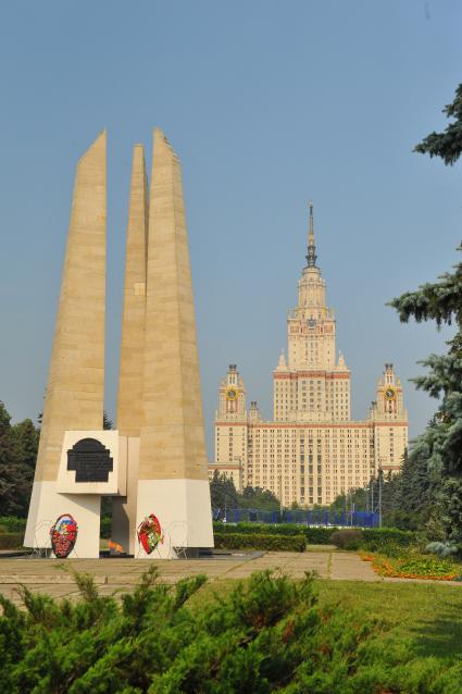 Москва.  Памятник `Студентам и сотрудникам МГУ, павшим в боях за советскую Родину в Великой Отечественной войне 1941-1945` на Воробьевых горах.