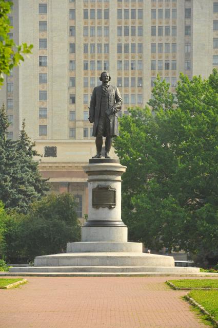 Москва.  Памятник М.В. Ломоносову перед главным зданием Московского государственного университета (МГУ) на Воробьевых горах.