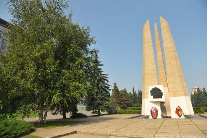 Москва.  Памятник `Студентам и сотрудникам МГУ, павшим в боях за советскую Родину в Великой Отечественной войне 1941-1945` на Воробьевых горах.