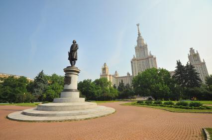 Москва.  Памятник М.В. Ломоносову перед главным зданием Московского государственного университета (МГУ) на Воробьевых горах.