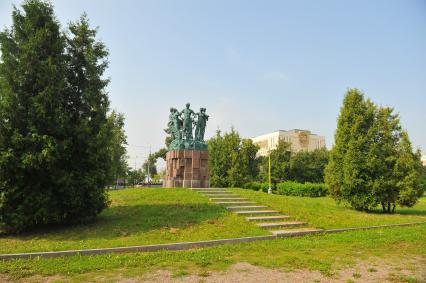 Москва.   Памятник студенческим отрядам на территории Московского государственного университета (МГУ) на Воробьевых горах.