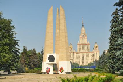 Москва.  Памятник `Студентам и сотрудникам МГУ, павшим в боях за советскую Родину в Великой Отечественной войне 1941-1945` на Воробьевых горах.