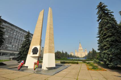 Москва.  Памятник `Студентам и сотрудникам МГУ, павшим в боях за советскую Родину в Великой Отечественной войне 1941-1945` на Воробьевых горах.