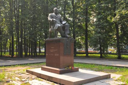 Москва. Памятник А.Ф. Кони на территории Московского государственного университета (МГУ) на Воробьевых горах.