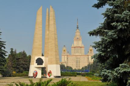 Москва.  Памятник `Студентам и сотрудникам МГУ, павшим в боях за советскую Родину в Великой Отечественной войне 1941-1945` на Воробьевых горах.