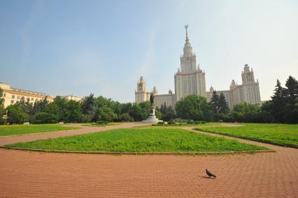 Москва.  Памятник М.В. Ломоносову перед главным зданием Московского государственного университета (МГУ) на Воробьевых горах.