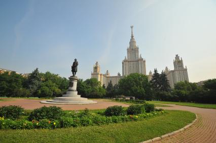 Москва.  Памятник М.В. Ломоносову перед главным зданием Московского государственного университета (МГУ) на Воробьевых горах.