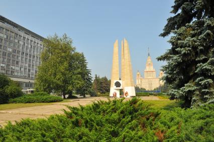 Москва.  Памятник `Студентам и сотрудникам МГУ, павшим в боях за советскую Родину в Великой Отечественной войне 1941-1945` на Воробьевых горах.