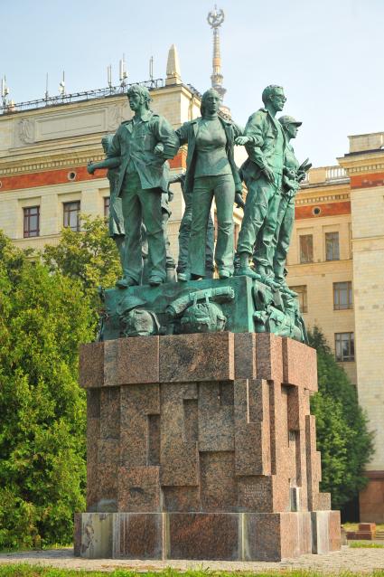 Москва.   Памятник студенческим отрядам на территории Московского государственного университета (МГУ) на Воробьевых горах.