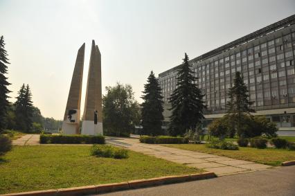 Москва.  Памятник `Студентам и сотрудникам МГУ, павшим в боях за советскую Родину в Великой Отечественной войне 1941-1945` на Воробьевых горах.