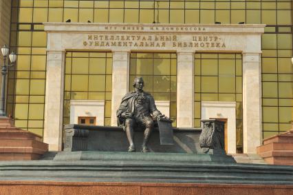 Москва. Памятник И.Шувалову у здания Интеллектуального цетра - Фундаментальной библиотеки МГУ им. М.В.Ломоносова на Воробьевых горах.