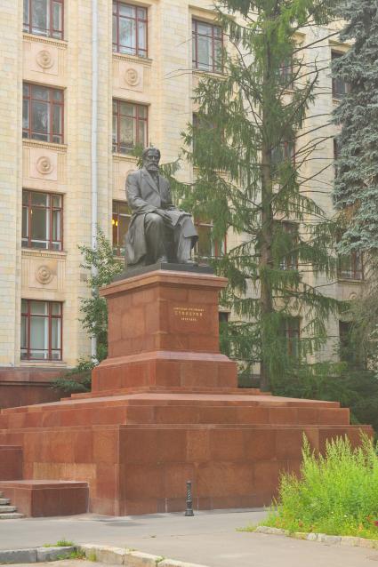 Москва. Памятник А.Г. Столетову у здания физического факультета МГУ имени М.В. Ломоносова на Воробьевых горах.