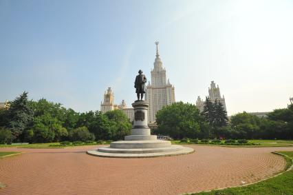 Москва.  Памятник М.В. Ломоносову перед главным зданием Московского государственного университета (МГУ) на Воробьевых горах.