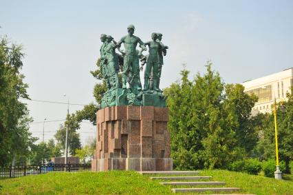 Москва.   Памятник студенческим отрядам на территории Московского государственного университета (МГУ) на Воробьевых горах.