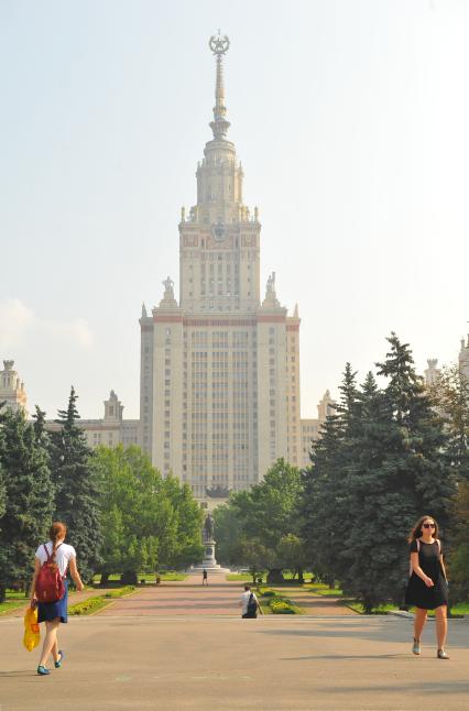 Москва. Главное здание Московского государственного университета (МГУ) на Воробьевых горах.