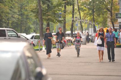 Москва.  Петербуржец Александр Рендаков (второй слева) доехал до Москвы на самокате.