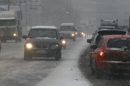 Москва. Автомобильное движение на одной из улиц города.